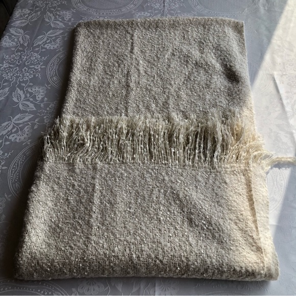 Steve Madden Girl Ivory/Gold Warm Winter Knitted Scarf One Size NWT Fringes - Picture 9 of 15